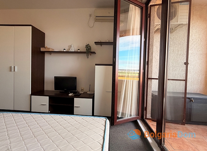 Large studio with pool view on the first line. Photo 8