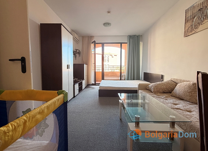 Large studio with pool view on the first line. Photo 6