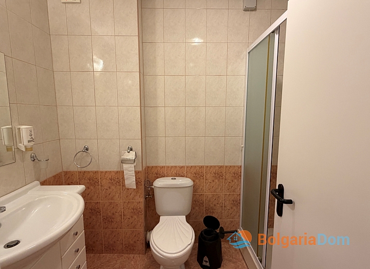 Large studio with pool view on the first line. Photo 16