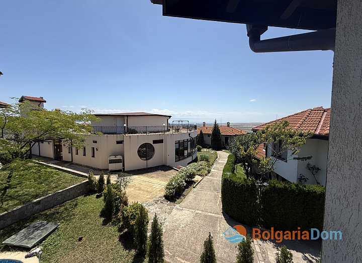 Spacious apartment in a large cottage complex. Photo 6