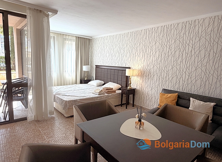 Duże studio z trawnikiem w luksusowym aparthotelu. Zdjęcie 3 Duże studio z trawnikiem w luksusowym aparthotelu. Zdjęcie 3