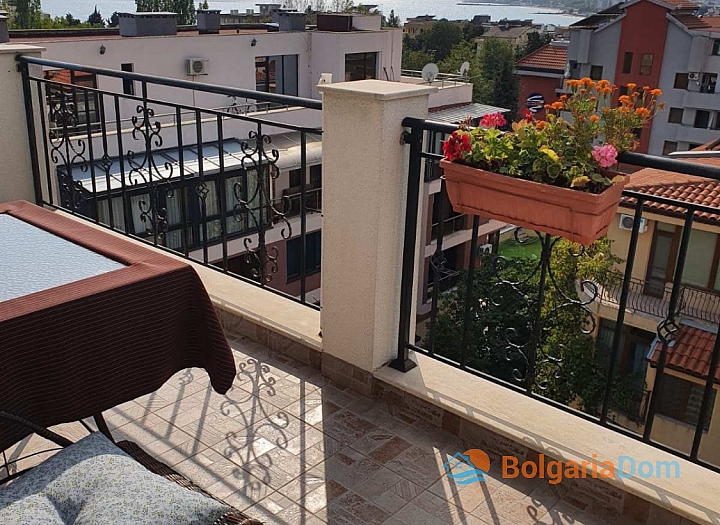 Apartment with sea view and low maintenance fee in Nessebar. Photo 1