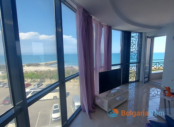 Schöne Wohnung an der ersten Küste in Pomorie. Foto 1