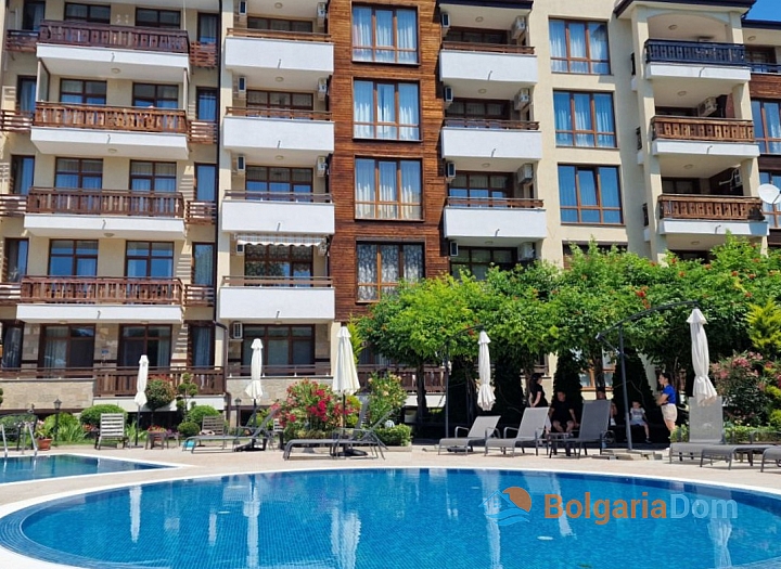 Vynikající apartmán s výhledem na bazén v kvalitním komplexu. Foto 7