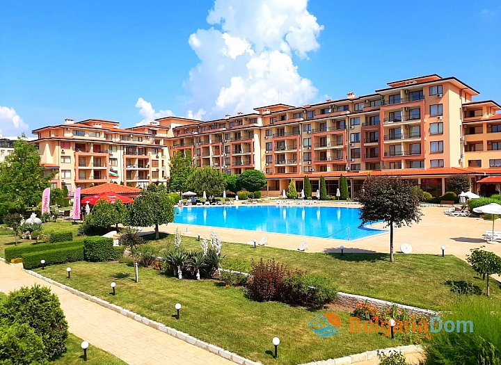 Apartament z widokiem na basen w dużym kompleksie. Zdjęcie 1