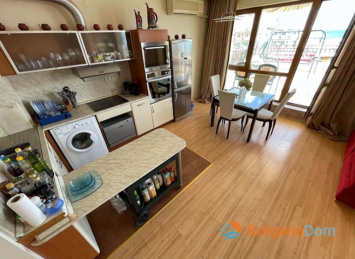 Prostorný třípokojový byt s úžasným výhledem na první pobřeží. Foto 15