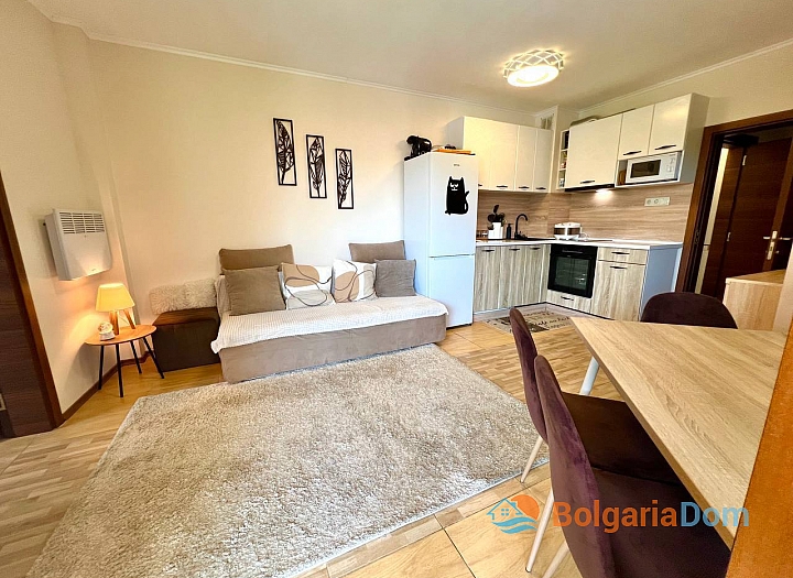 Prostorný třípokojový byt s novým nábytkem na Slunečném pobřeží. Foto 1