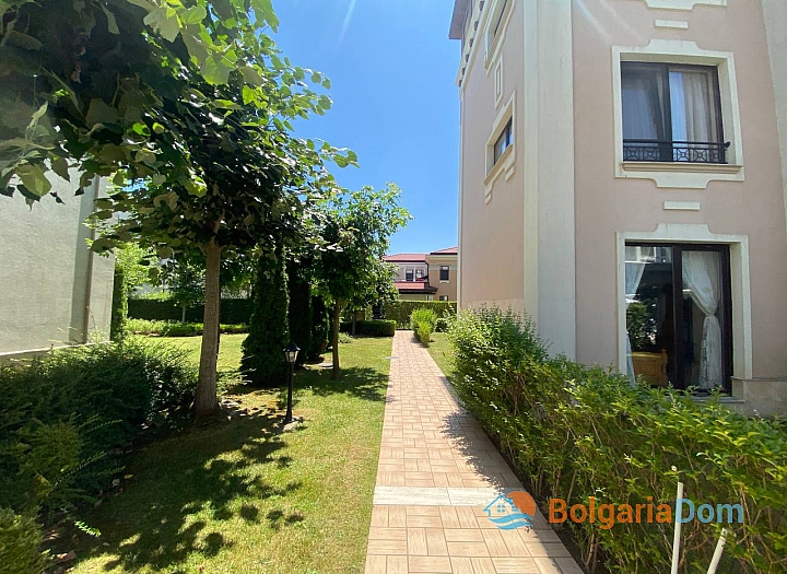 Útulný apartmán s vlastním dvorem v luxusním komplexu na první linii. Foto 15