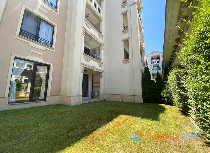 Útulný apartmán s vlastním dvorem v luxusním komplexu na první linii. Foto 13