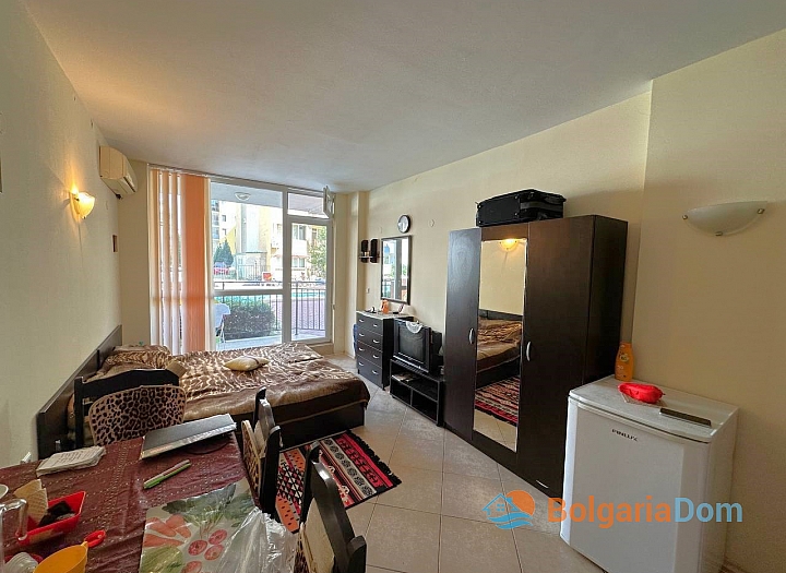 Студия с видом на бассейн в жилом комплексе. Фото 2