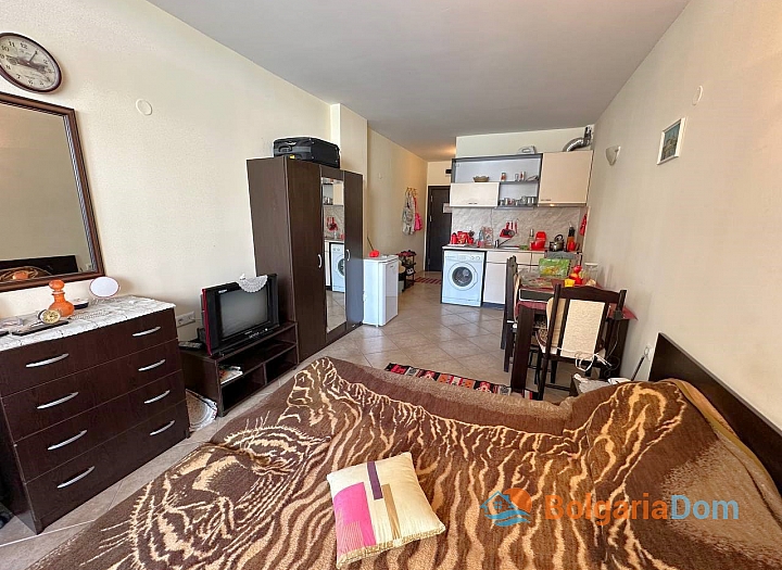 Студия с видом на бассейн в жилом комплексе. Фото 3