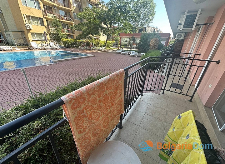 Студия с видом на бассейн в жилом комплексе. Фото 5