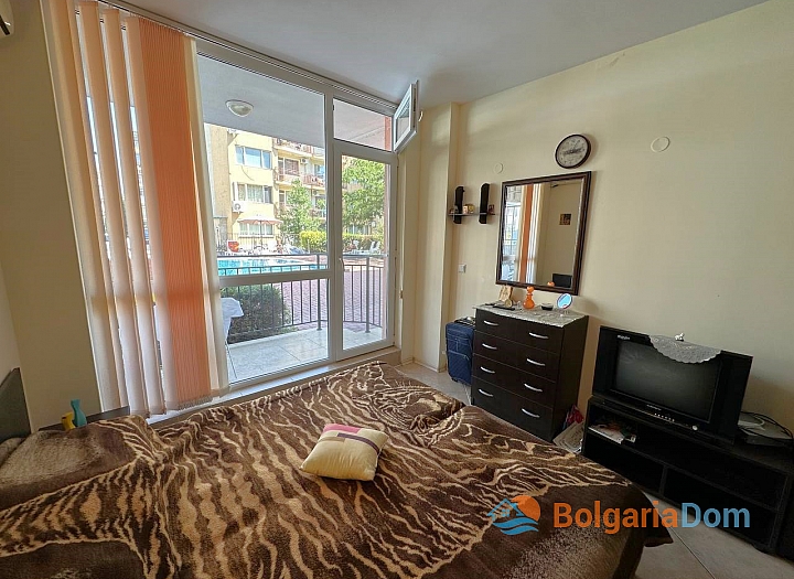 Студия с видом на бассейн в жилом комплексе. Фото 4