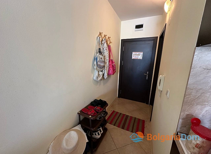 Студия с видом на бассейн в жилом комплексе. Фото 7