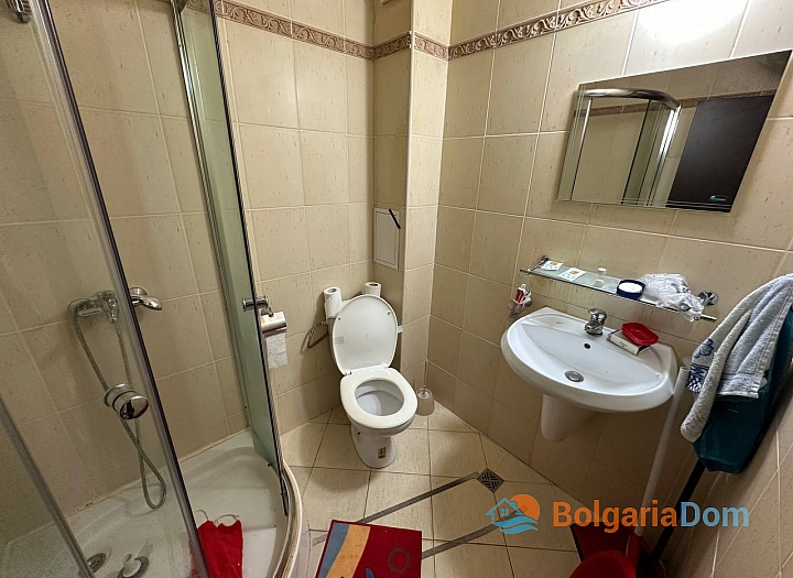 Студия с видом на бассейн в жилом комплексе. Фото 6