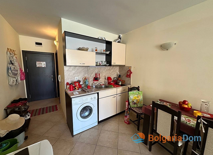 Студия с видом на бассейн в жилом комплексе. Фото 8