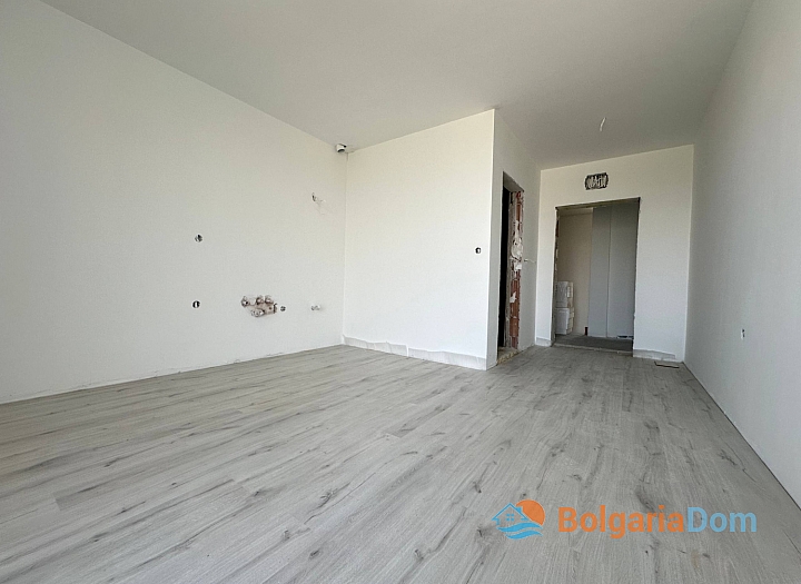 New studio in a quality building with no maintenance fee. Photo 5