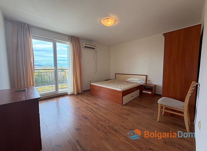 Wohnung in einem großen Komplex in erster Reihe. Foto 3