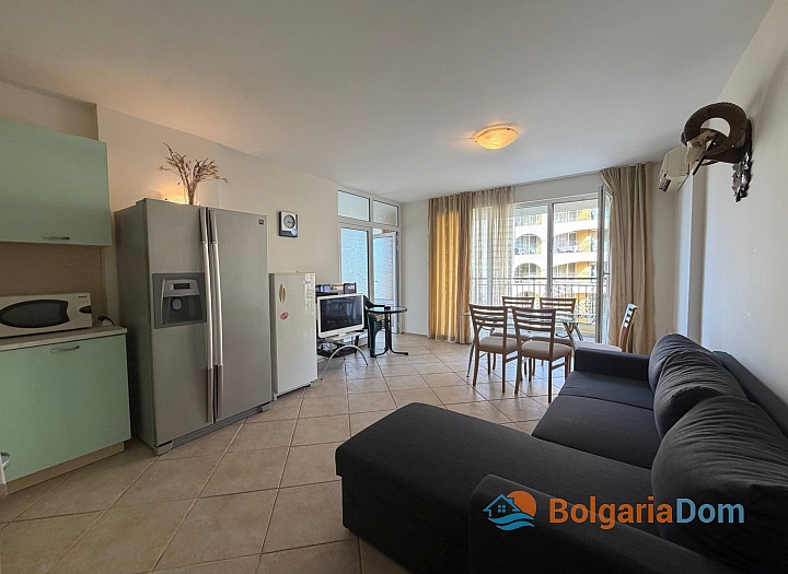 Wohnung in einem großen Komplex in erster Reihe. Foto 2
