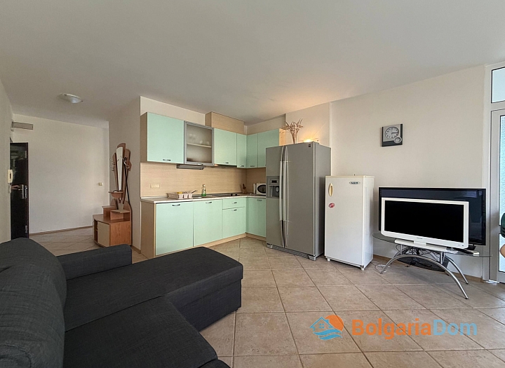 Wohnung in einem großen Komplex in erster Reihe. Foto 6