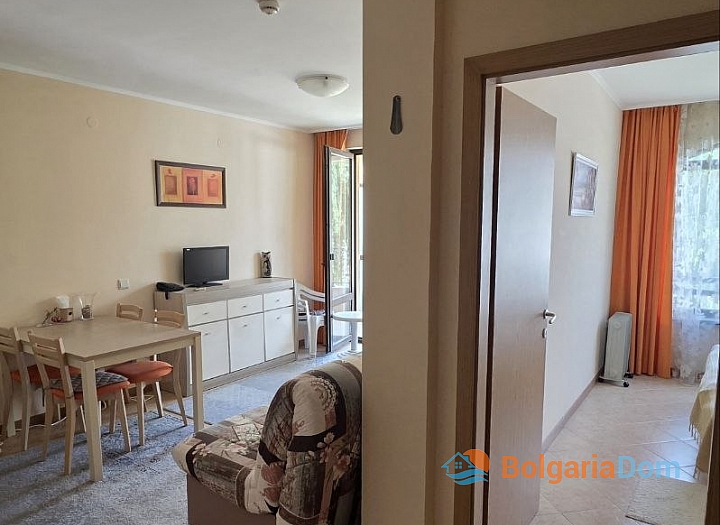 One bedroom apartment in a large complex. Photo 3