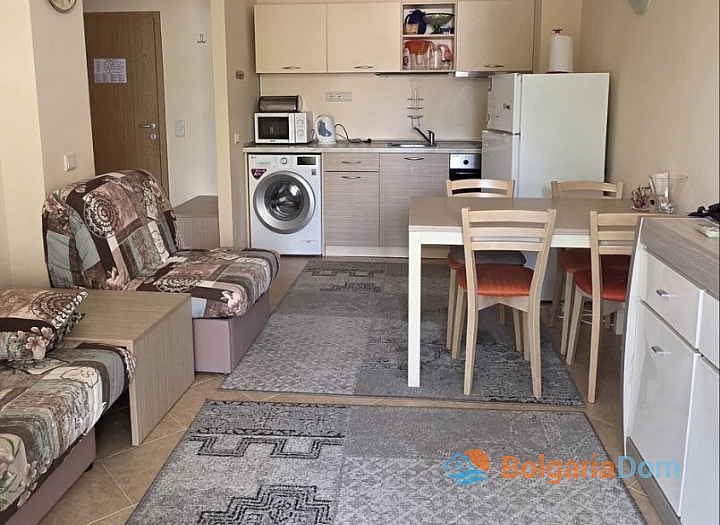 One bedroom apartment in a large complex. Photo 2
