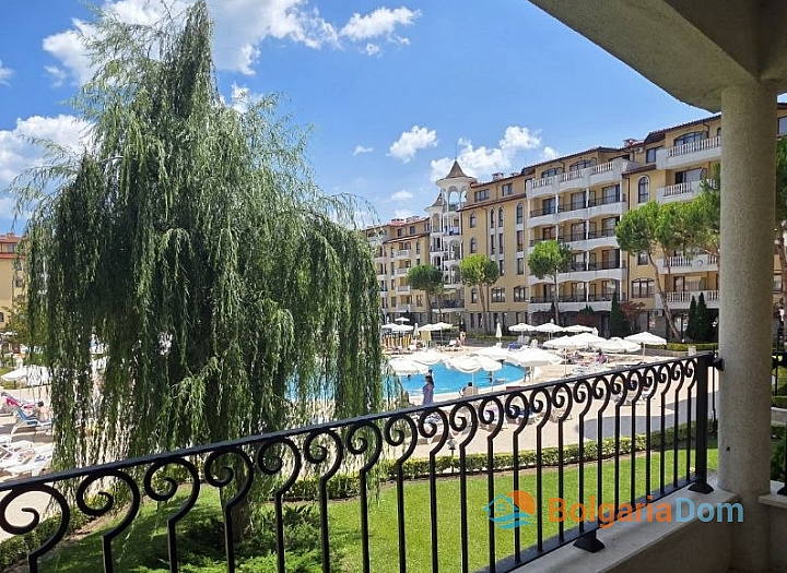 One bedroom apartment in a large complex. Photo 5