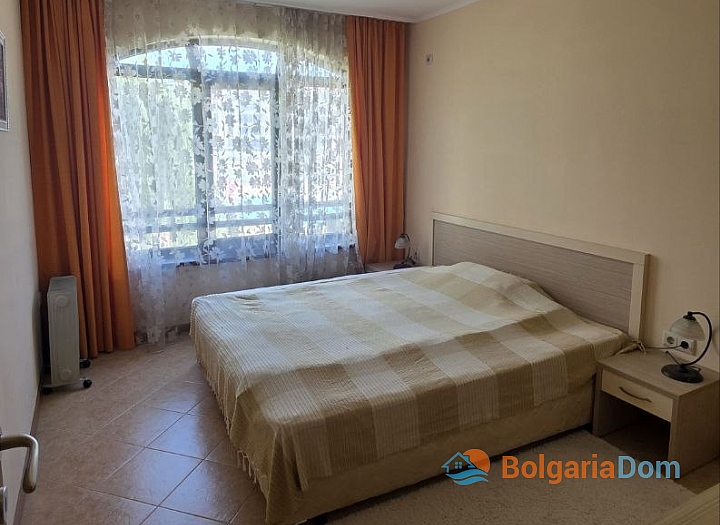 One bedroom apartment in a large complex. Photo 4