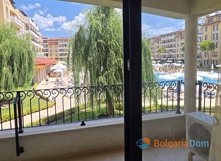 One bedroom apartment in a large complex. Photo 8