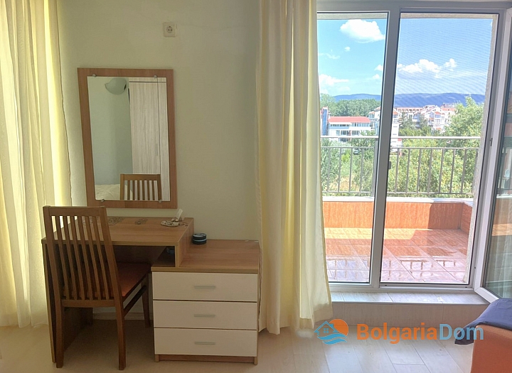 Prostorný apartmán s výhledem na bazén. Foto 16