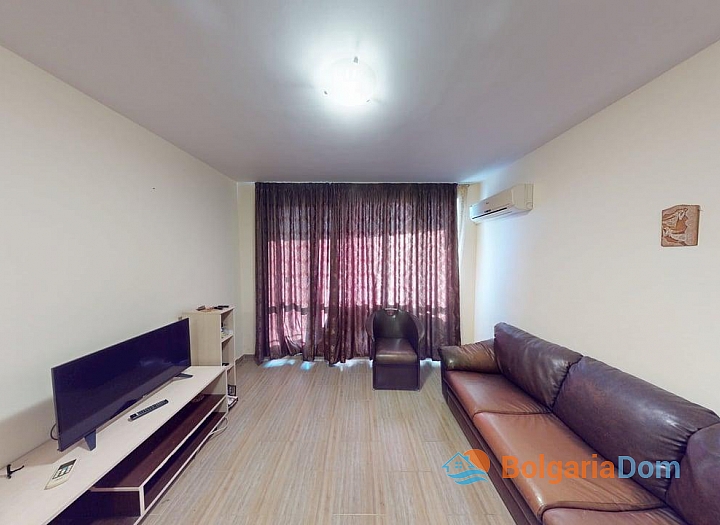 Apartment with a pool view in a residential complex. Photo 1