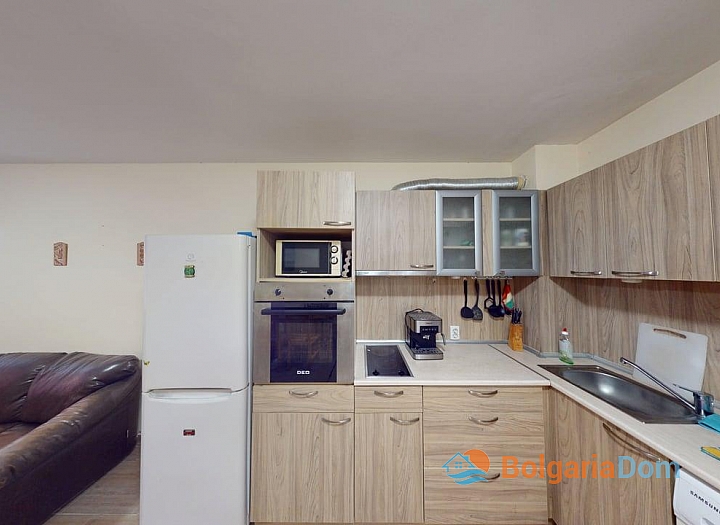 Apartment with a pool view in a residential complex. Photo 2