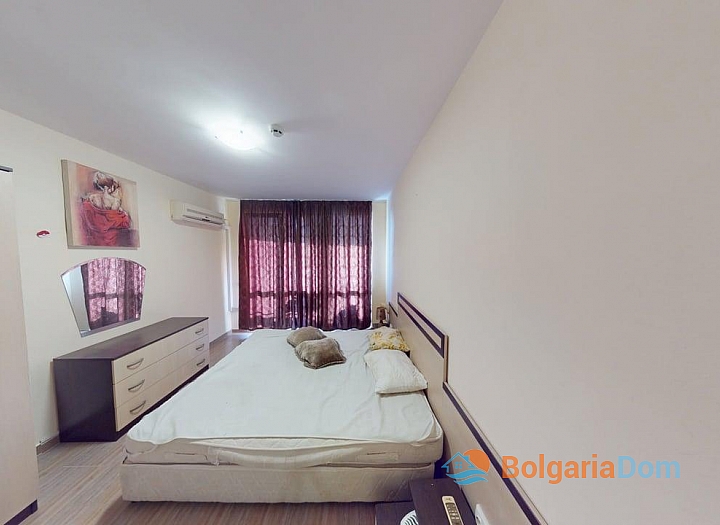 Apartment with a pool view in a residential complex. Photo 3