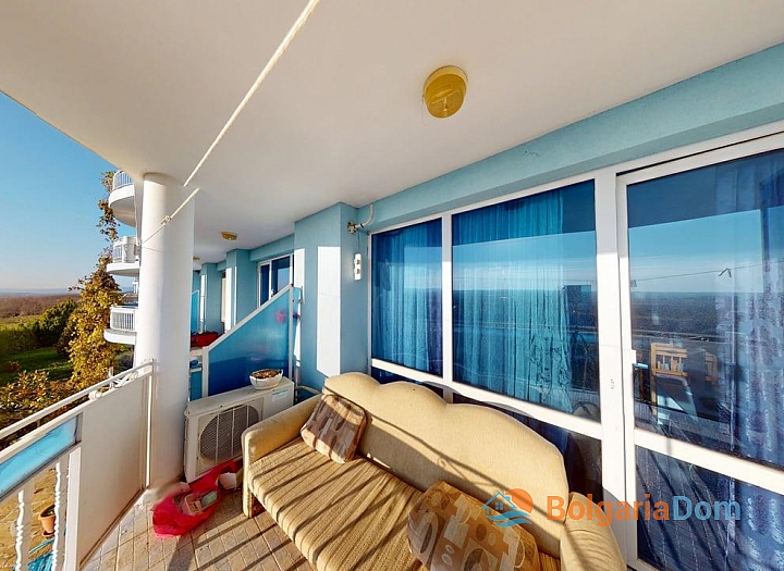 Apartment with a pool view in a residential complex. Photo 7