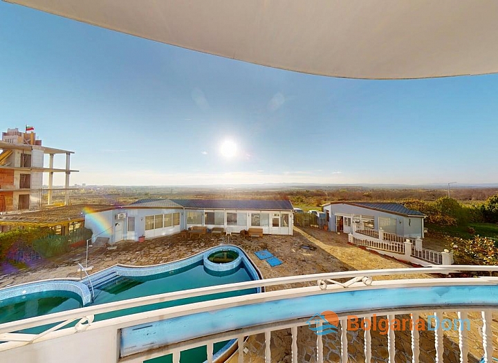 Apartment with a pool view in a residential complex. Photo 4