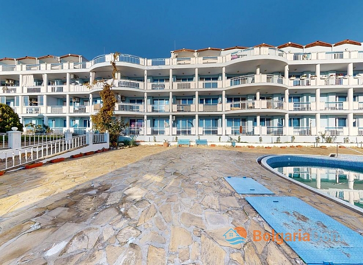 Apartment with a pool view in a residential complex. Photo 5