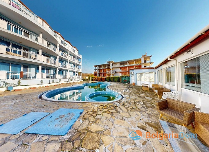 Apartment with a pool view in a residential complex. Photo 6
