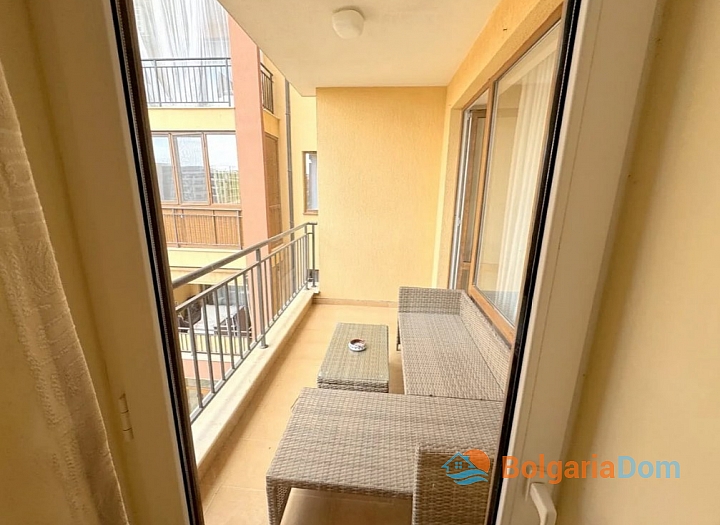 Apartment with pool view in a large complex. Photo 11