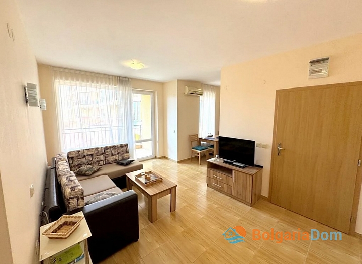 Apartment with pool view in a large complex. Photo 12