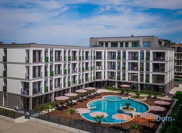 Apartment with a pool view in a premium new complex. Photo 5
