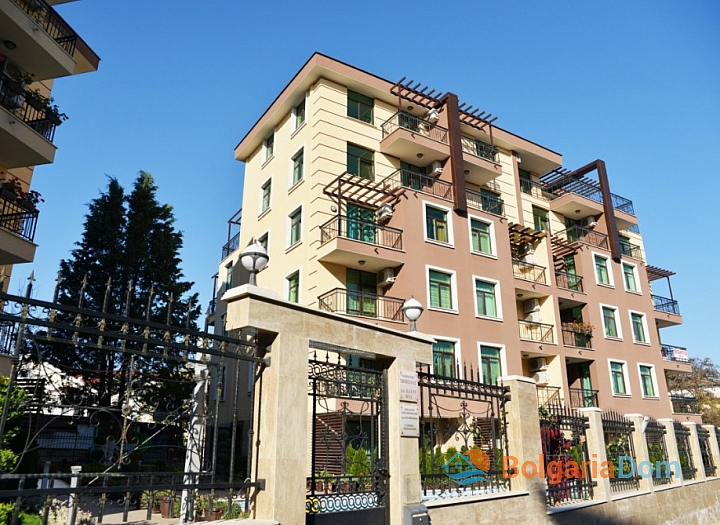 Large apartment in a quality boutique complex. Photo 4