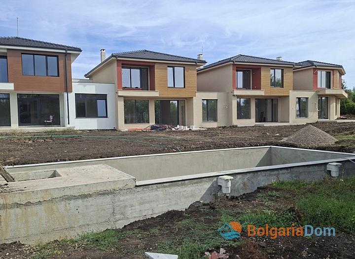 Modern houses with a swimming pool in the Lahana area, between Sarafovo and Pomorie. Photo 8
