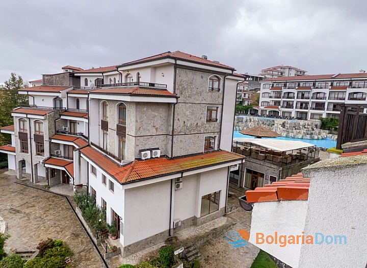 Apartment mit Blick auf den Pool in einem großen SPA-Komplex . Foto 7