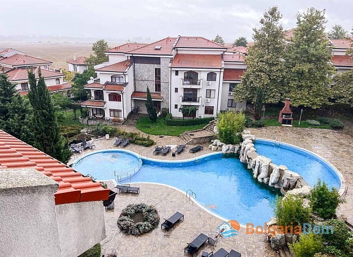 Apartment mit Blick auf den Pool in einem großen SPA-Komplex . Foto 6