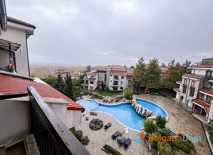 Apartment mit Blick auf den Pool in einem großen SPA-Komplex . Foto 1