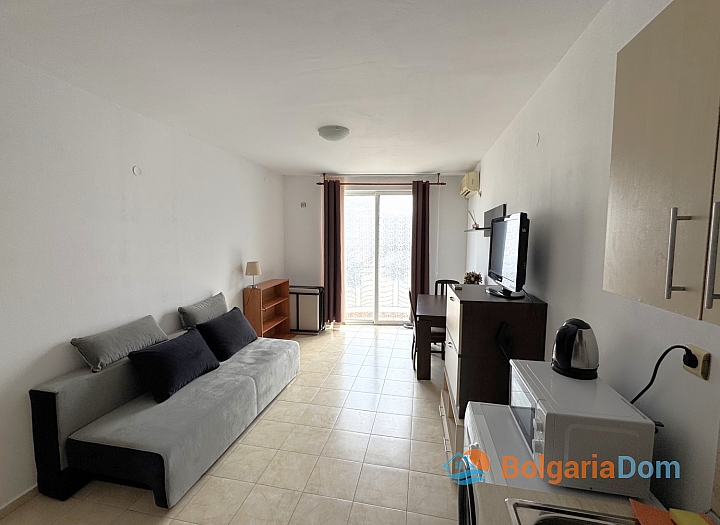 Apartment mit Poolblick in einer Wohnanlage. Foto 2