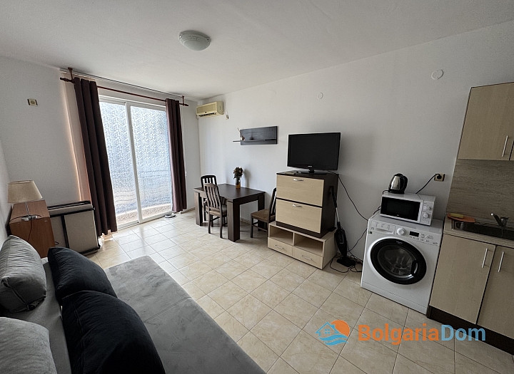 Studio with a pool view in a residential complex. Photo 5