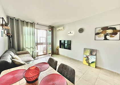 Geräumige Wohnung mit neuen Möbeln in einem Familienkomplex in der Gegend von Kosharitsa. Foto 1