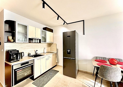 Geräumige Wohnung mit neuen Möbeln in einem Familienkomplex in der Gegend von Kosharitsa. Foto 3