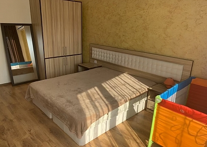 Modernes Haus im Wohnkomplex. Foto 13